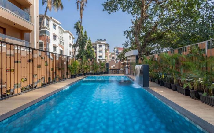 Modern 1BR with Pool, 5min drive to Candolim Beach