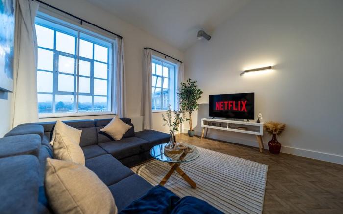 The Essex Loft - Lovely 1 King bed with fast WiFi