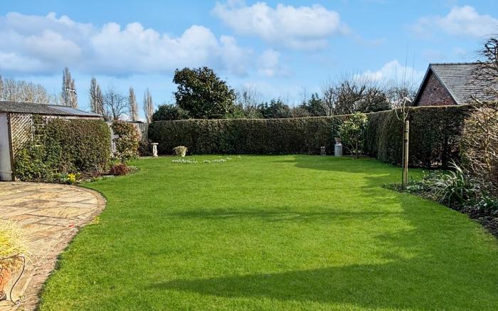 Sleeps 7 Large 4 bed house Bottesford Village