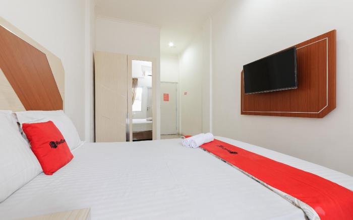 RedDoorz @ Jatiwaringin near Exit Toll Pondok Gede