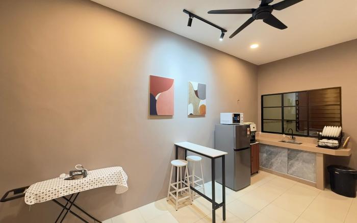 FunkyVila6 14Pax 4BR Near188Tower, HTTA, Airport