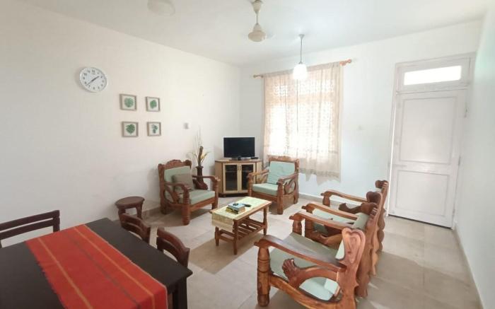 Cozy 2BHK Near Candolim Beach With AC/WiFi/UPS