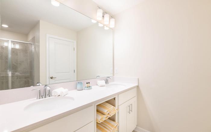 Chic 2Bed Condo at Storey Lake, Mickey Room