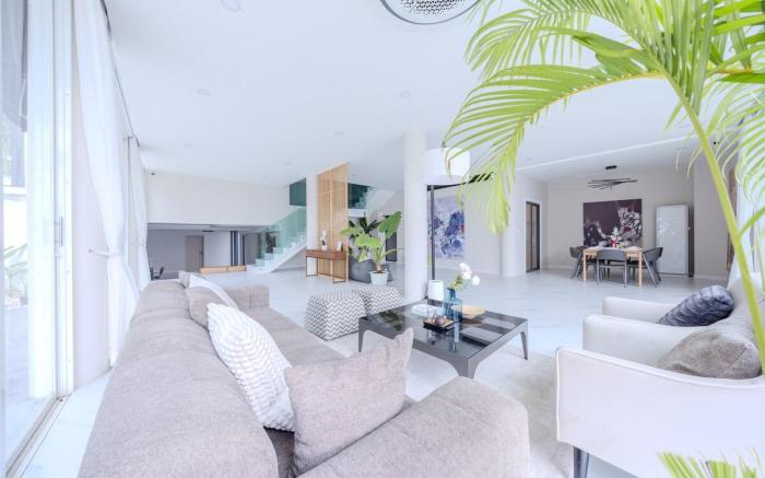 Sea house beachfront pool villa  芭提雅海屋度假民宿六卧