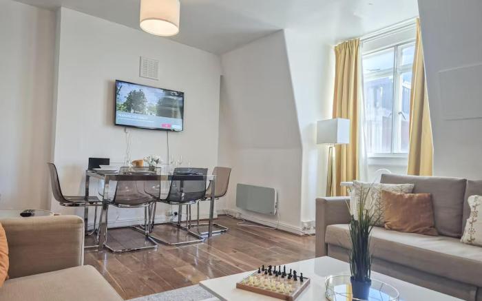 Oxford Street Apartments by Advan