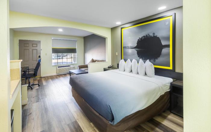 Super 8 by Wyndham Jackson MS Near the Fairgrounds