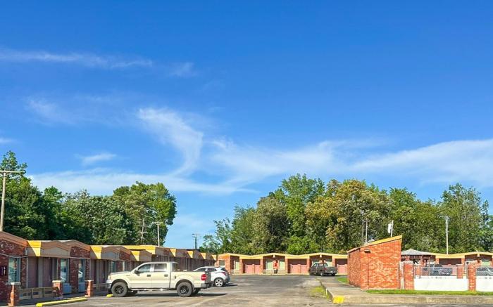 OYO Hickory House Inn