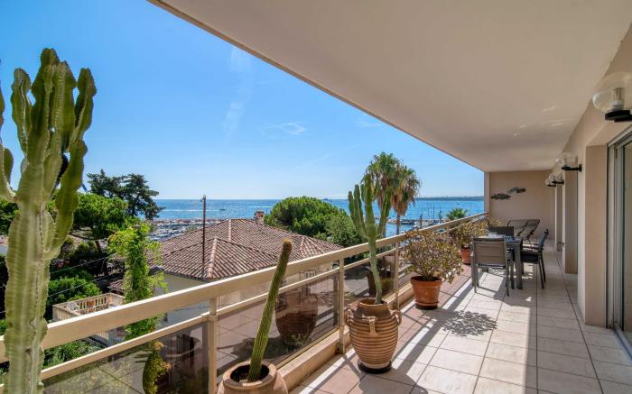 3 bedroom renovated apartment - Cannes Palm Beach