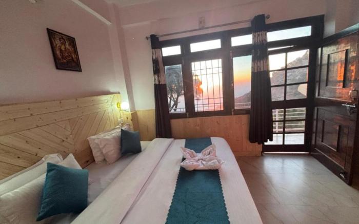 Vansathli I Near Mall Road Kasauli