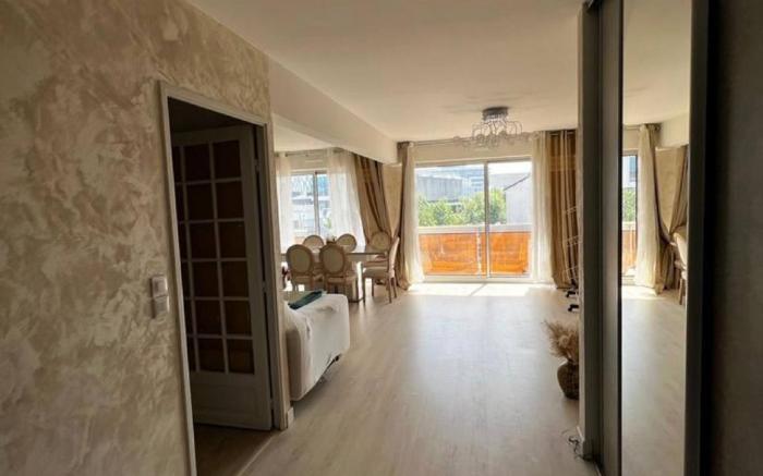 Apartment in the city center and close to the Parc Des Expositions