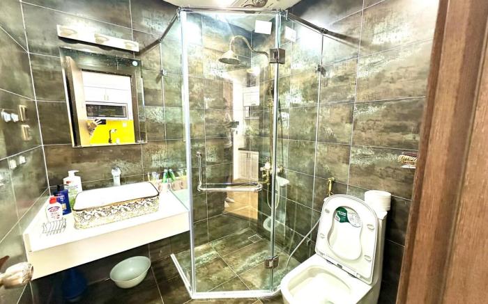 Full Amenities, Central Location Next To Marriott