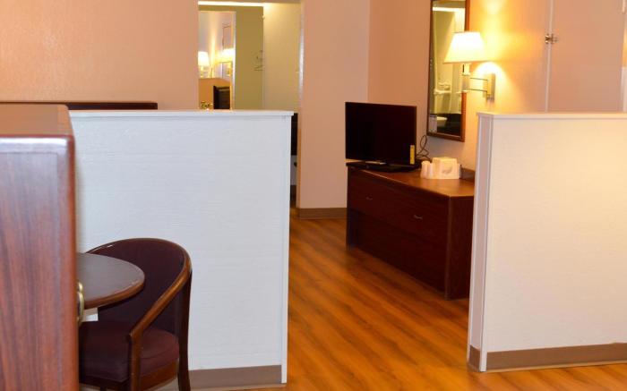 Super 7 Inn Tupelo