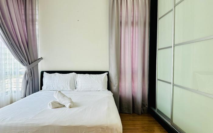 Luxury 5BR Stay| Walk to Beach & Night Market Fun!