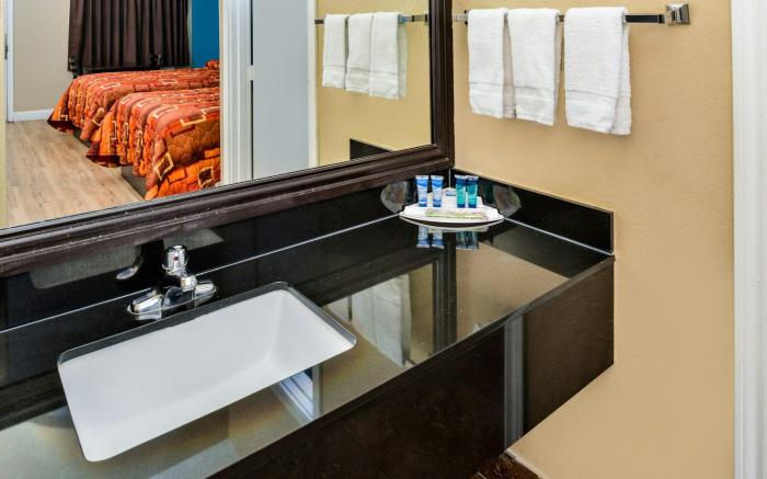 Scottish Inns and Suites Hwy 6 South