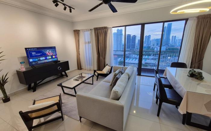 [Short Walk to Custom & City Sqaure] 3 BRs 8 Pax.