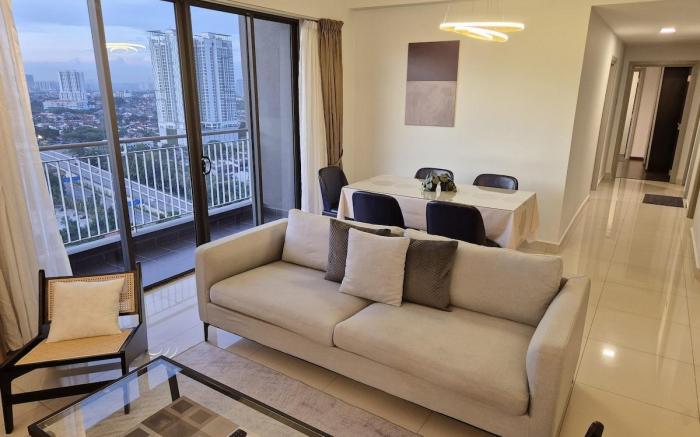 [Short Walk to Custom & City Sqaure] 3 BRs 8 Pax.