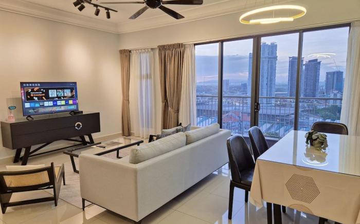 [Short Walk to Custom & City Sqaure] 3 BRs 8 Pax.