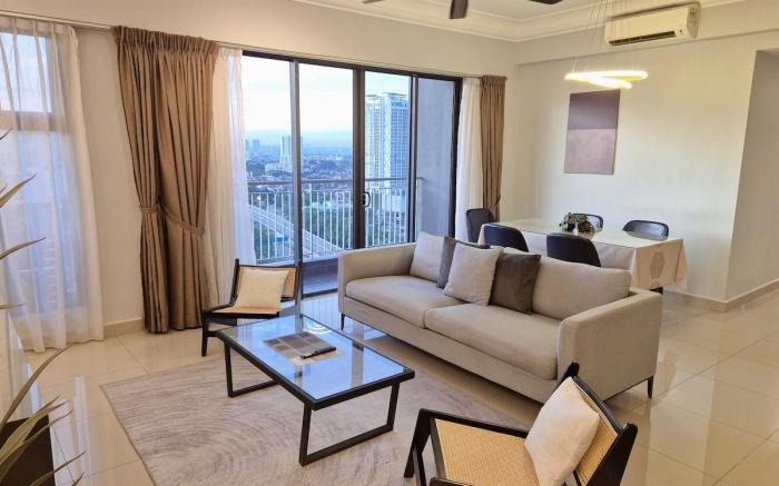 [Short Walk to Custom & City Sqaure] 3 BRs 8 Pax.