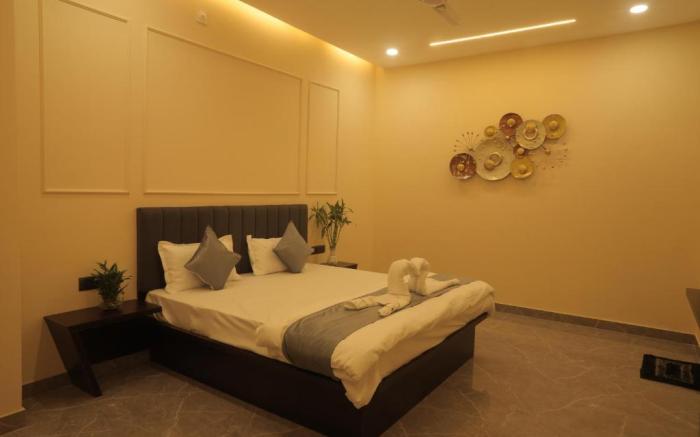 Golden Glow - Luxury 1BHK Penthouse with Bathtub