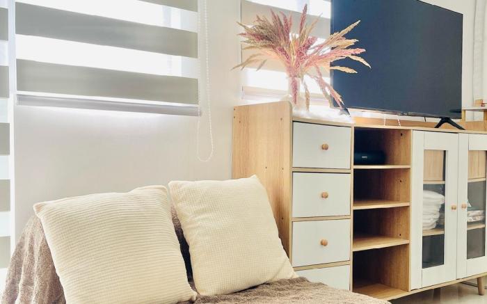 * * WV 21 Bright & Airy Studio
