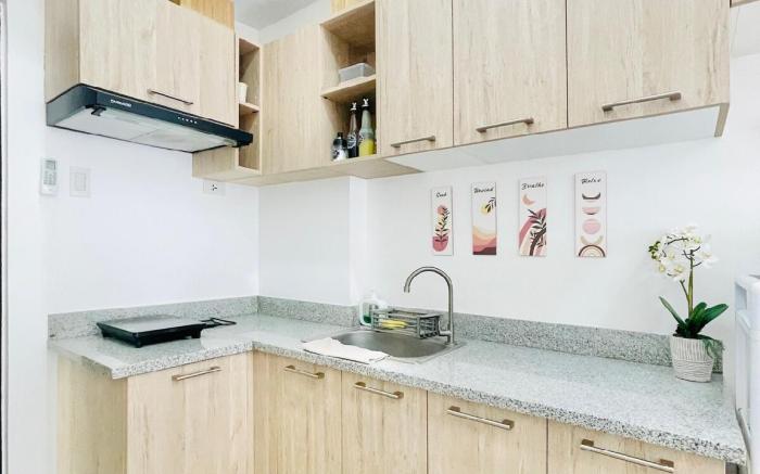 * * WV 21 Bright & Airy Studio