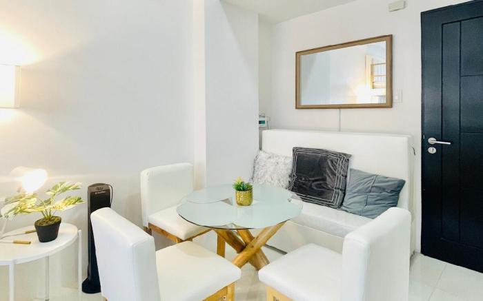 * * WV 17 Sleek & Trendy Studio w/ Bunk Bed