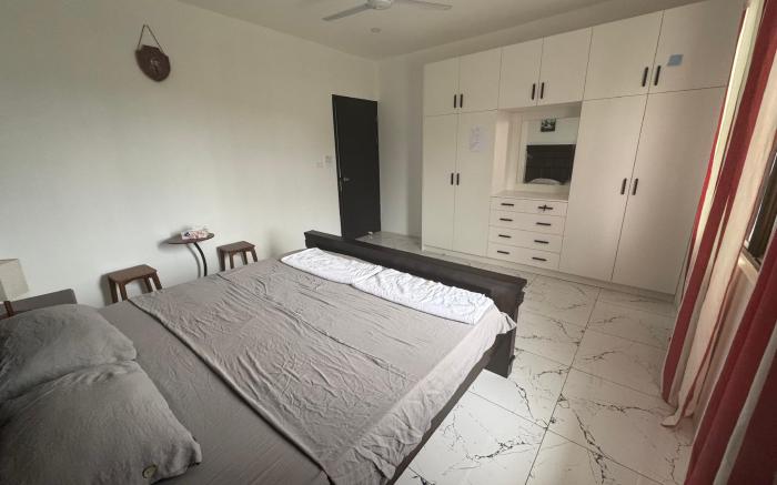 King-sized Bedroom 