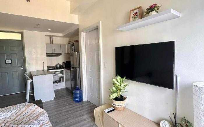 1BR Urban Stay in Amani | w/Balcony | Near Airport