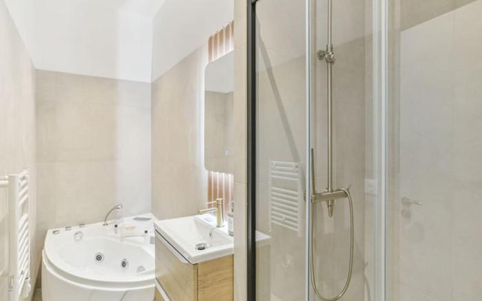 Lavie Maison : AC Hot Tub Close Arc de Tromphe