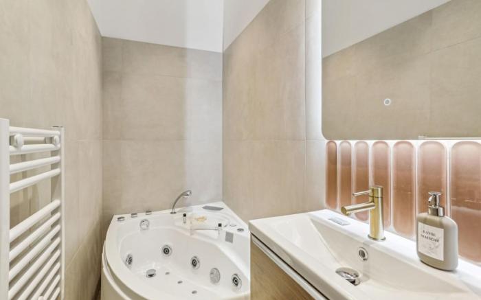 Lavie Maison : AC Hot Tub Close Arc de Tromphe