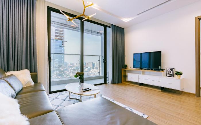 Elegant 2BR Vinhomes Metropolis | High Floor