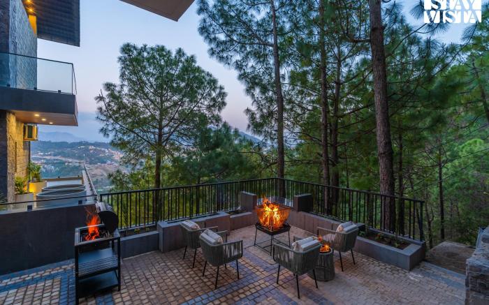 StayVista at Dos @ The Himalayan Den with Jacuzzi