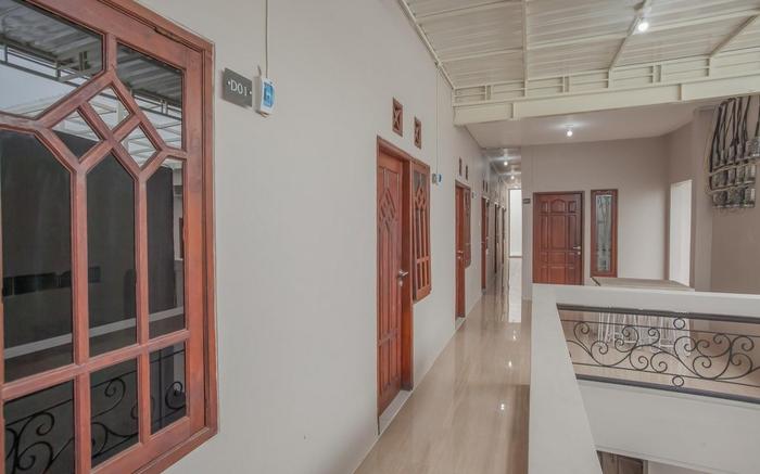 RedDoorz near Ciputra Golf Surabaya