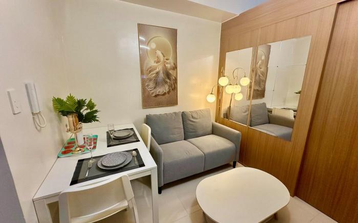 Serene Condo w/ Balcony, Wi-Fi, Pool & Gym, Makati