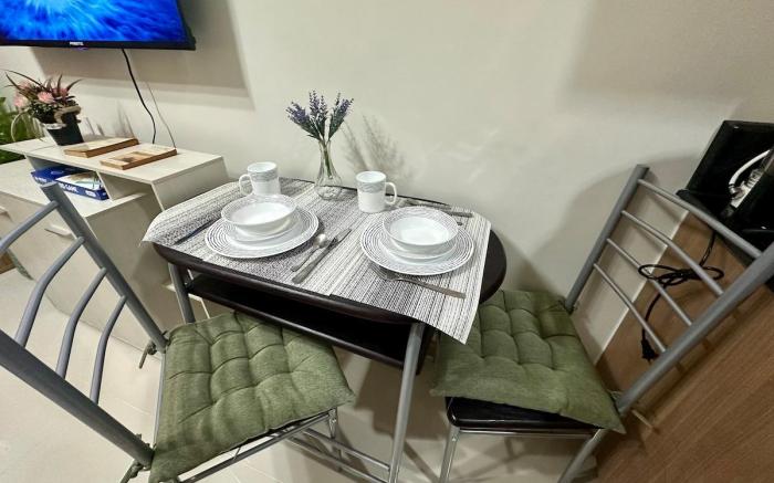 High Rise Condo w/ Balcony,wifi,gym,pool,Makati,28