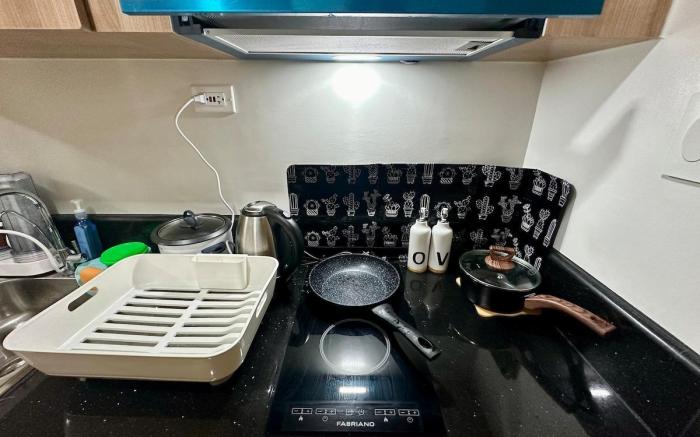 High Rise Condo w/ Balcony,wifi,gym,pool,Makati,28