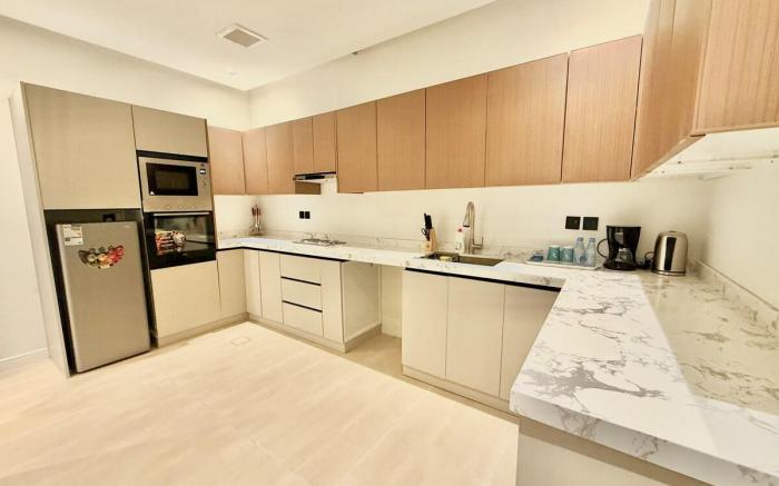 Luxury Modern | Prime Location near the Airport