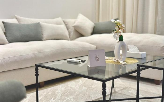 F1-Elegant High-Rise Apt with Modern Amenities