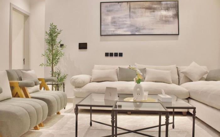F1-Elegant High-Rise Apt with Modern Amenities