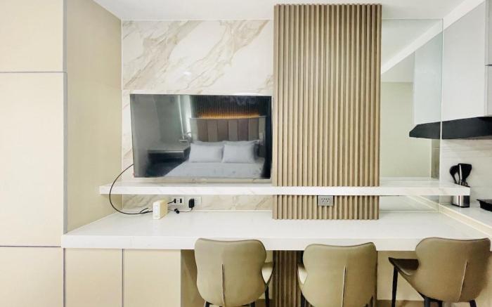 * * *BT 1 Chic City Studio Retreat