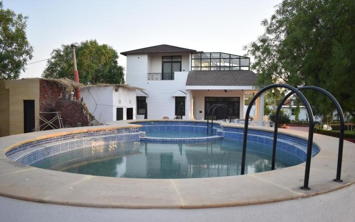 Villa 4BHK w/Plunge Pool, Glasshouse: Manihar