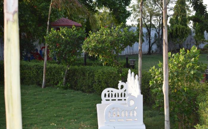 Villa 4BHK w/Plunge Pool, Glasshouse: Manihar