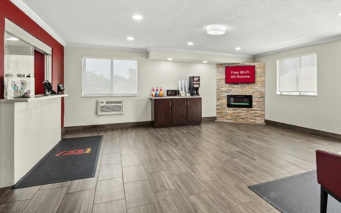 Red Roof PLUS+ Belleville