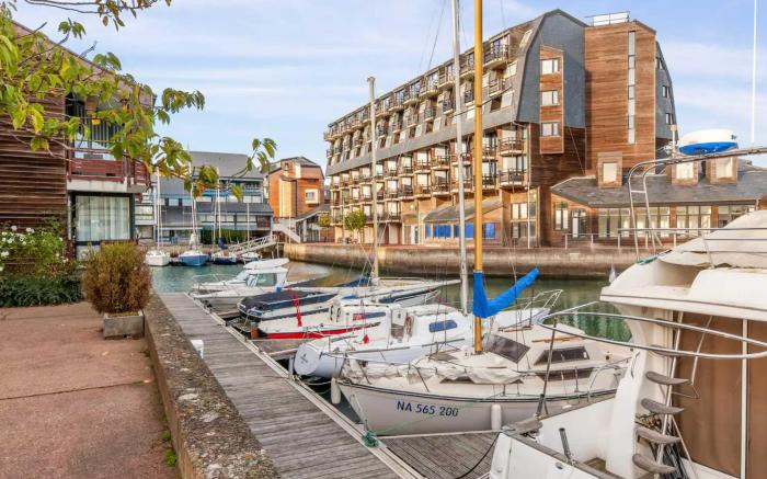 Beautiful renovated studio on Port de Deauville