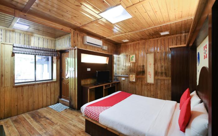 OYO 30479 GREEN WOOD RESORT