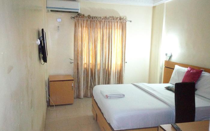 D'czars Hotel and Suites