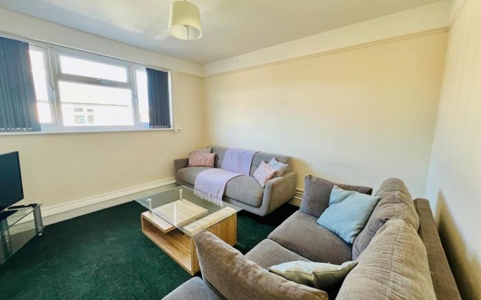 Large & Bright Holiday Home by Felixstowe Beach