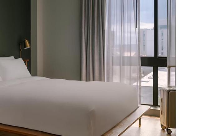 The Dutch Hotel Long Island City, Sonder