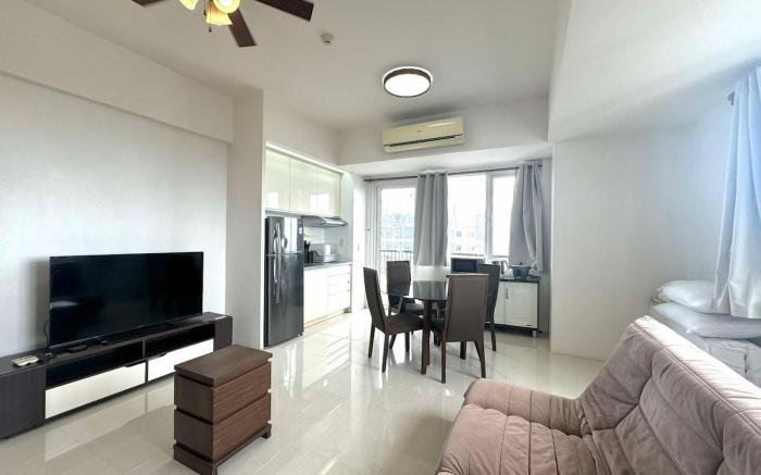 21F Walking distance to Ayala  Malls+ Pool &WiFi
