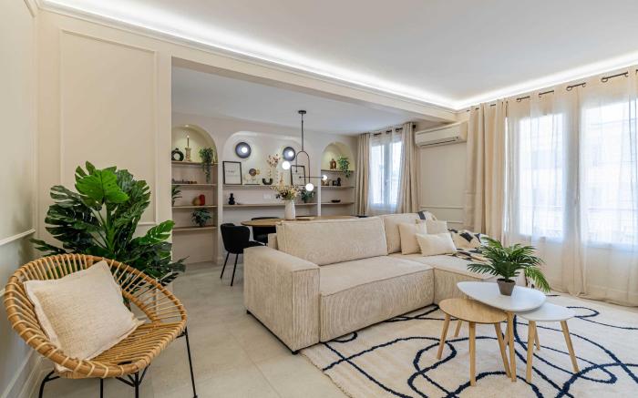 Haussmann apartment - South-facing balcony  2BR/4p